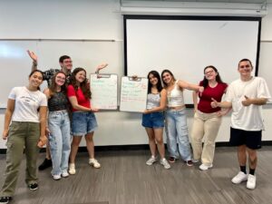 Na segunda semana, os alunos iniciaram o módulo de Comunicação com a professora Dra. Kelly Opdycke, da CSUN. As aulas abordam temas como cultura, gênero e comunicação interpessoal, promovendo comparações entre as normas sociais do Brasil e dos Estados Unidos.