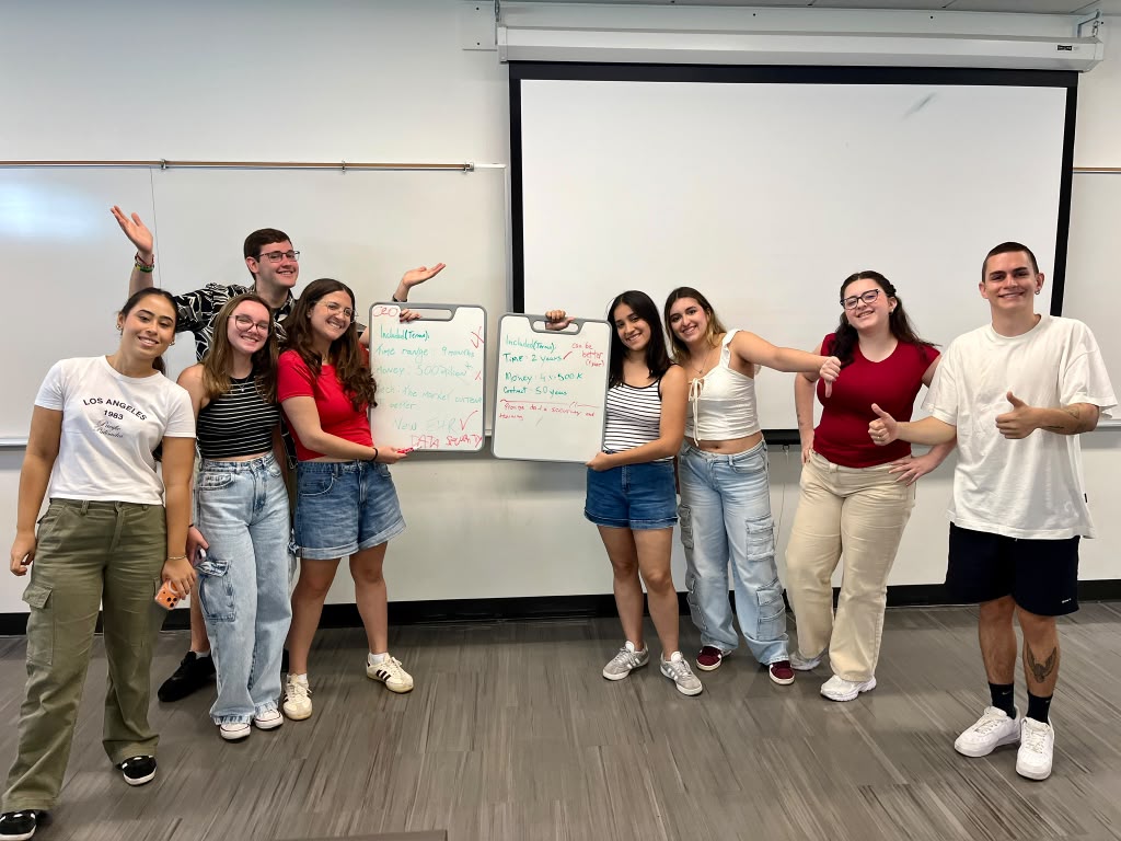 Na segunda semana, os alunos iniciaram o módulo de Comunicação com a professora Dra. Kelly Opdycke, da CSUN. As aulas abordam temas como cultura, gênero e comunicação interpessoal, promovendo comparações entre as normas sociais do Brasil e dos Estados Unidos.