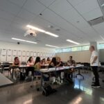 Nosso grupo de alunos chegou a CSUN e já cumpriu a agenda do primeiro dia: orientação, café da manhã, aula inaugural sobre liderança e um tour completo pelo campus Nas proximas semanas, a rotina deles será repleta de atividades acadêmicas, eventos sociais e visitas exclusivas aos departamentos de Cinema, Engenharia, Jornalismo e Negócios da universidade.