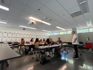 Nosso grupo de alunos chegou a CSUN e já cumpriu a agenda do primeiro dia: orientação, café da manhã, aula inaugural sobre liderança e um tour completo pelo campus Nas proximas semanas, a rotina deles será repleta de atividades acadêmicas, eventos sociais e visitas exclusivas aos departamentos de Cinema, Engenharia, Jornalismo e Negócios da universidade.