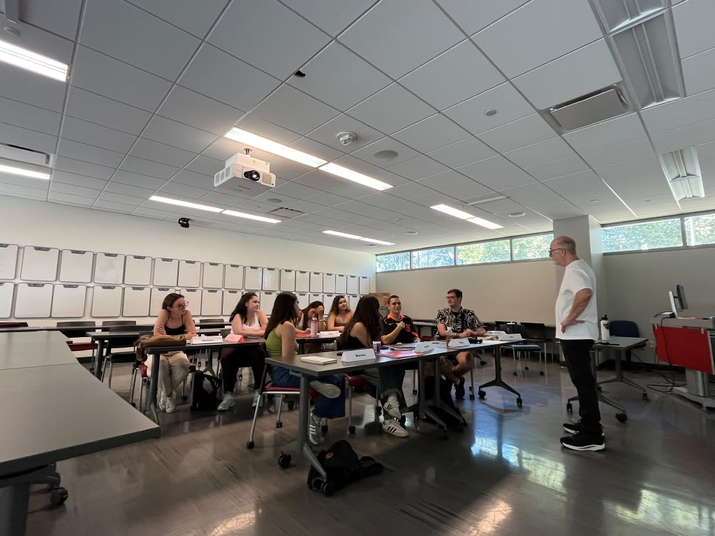 Nosso grupo de alunos chegou a CSUN e já cumpriu a agenda do primeiro dia: orientação, café da manhã, aula inaugural sobre liderança e um tour completo pelo campus Nas proximas semanas, a rotina deles será repleta de atividades acadêmicas, eventos sociais e visitas exclusivas aos departamentos de Cinema, Engenharia, Jornalismo e Negócios da universidade.