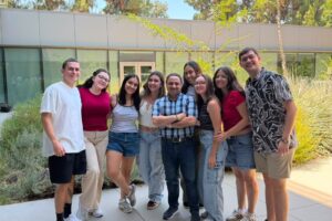 Na primeira semana, os alunos participaram do módulo de Liderança, ministrado pelo professor Dr. Mahdi Najafabadi, da CSUN. Durante as aulas, realizaram atividades práticas sobre comunicação, negociação e liderança. Ao final do módulo, cada estudante apresentou um estudo de caso de uma empresa, aplicando os conceitos aprendidos ao longo da semana.