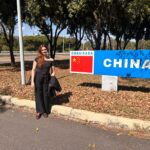 A estudante Natália está embarcando para a China para cursar um Mestrado em Relações Internacionais na Shanghai International Studies University, com bolsa concedida pelo Governo Municipal de Xangai. A China se destaca como destino estratégico para estudantes interessados em relações internacionais, diplomacia, geopolítica, economia e negócios, oferecendo programas em inglês e diversas oportunidades de bolsas. A NM acompanhou Natália em todo o processo, desde a candidatura até a conquista da bolsa e a emissão do visto.