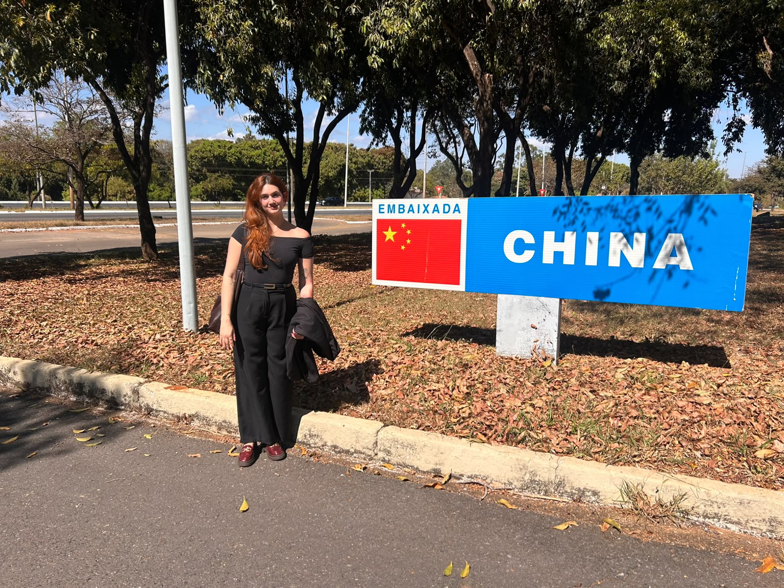 A estudante Natália está embarcando para a China para cursar um Mestrado em Relações Internacionais na Shanghai International Studies University, com bolsa concedida pelo Governo Municipal de Xangai. A China se destaca como destino estratégico para estudantes interessados em relações internacionais, diplomacia, geopolítica, economia e negócios, oferecendo programas em inglês e diversas oportunidades de bolsas. A NM acompanhou Natália em todo o processo, desde a candidatura até a conquista da bolsa e a emissão do visto.